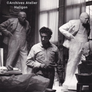 Robert Haligon devant l’Œuvre de Oscar Nemom “Winston Churchill “ pour la Chambre des Communes - Londres