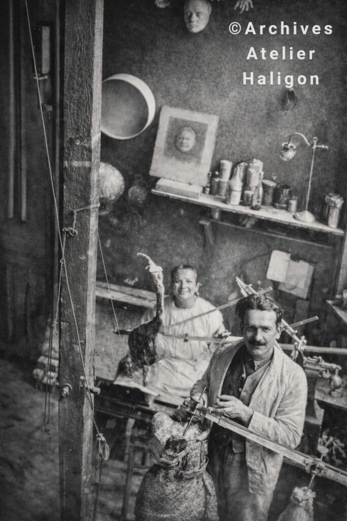 Victor et Georgette Haligon dans leur atelier de Paris - Travail au pantographe