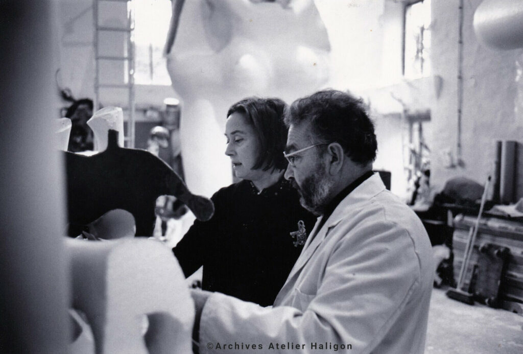 Niki de Saint Phalle et Robert Haligon travaillant sur l'agrandissement d'une sculpture - Agrandissement d'œuvre
