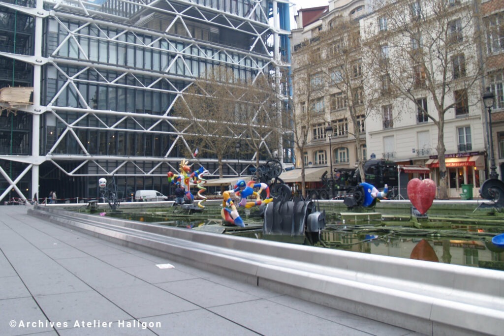 Restauration en cours de la fontaine Stravinsky de Niki de Saint Phalle