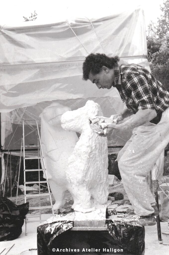 Gérard Haligon réalisant un moulage creux perdu. © L. Condominas