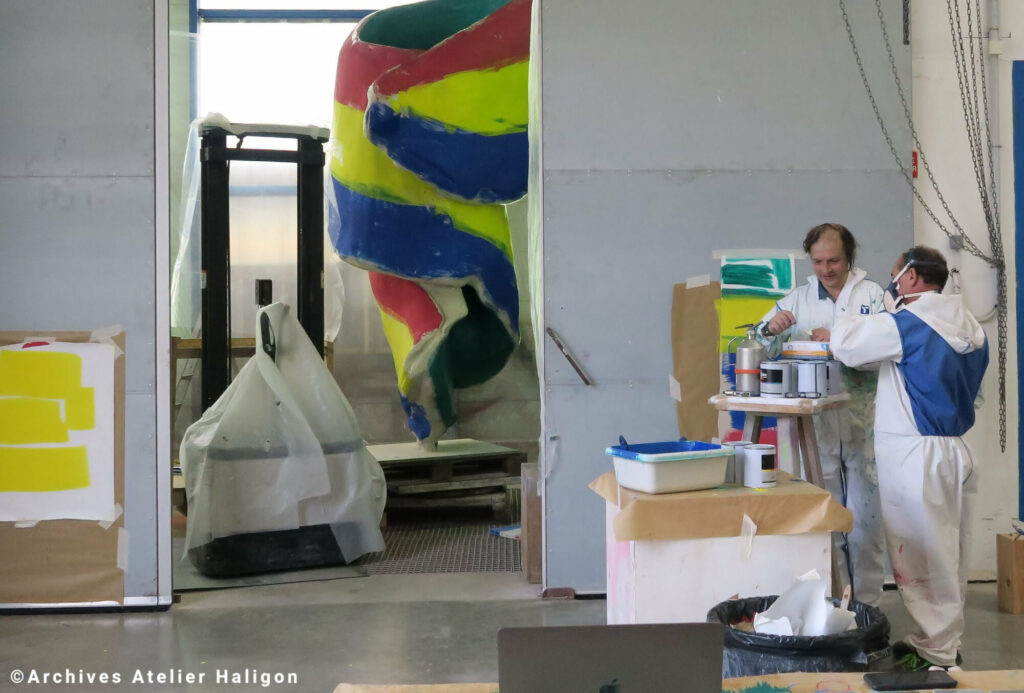 Gérard Haligon et Damien Cabanes travaillant à la restauration de d'une œuvre de Damien Cabanes